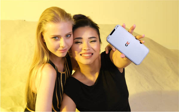 Two girls using the COFFEECELL mobile app